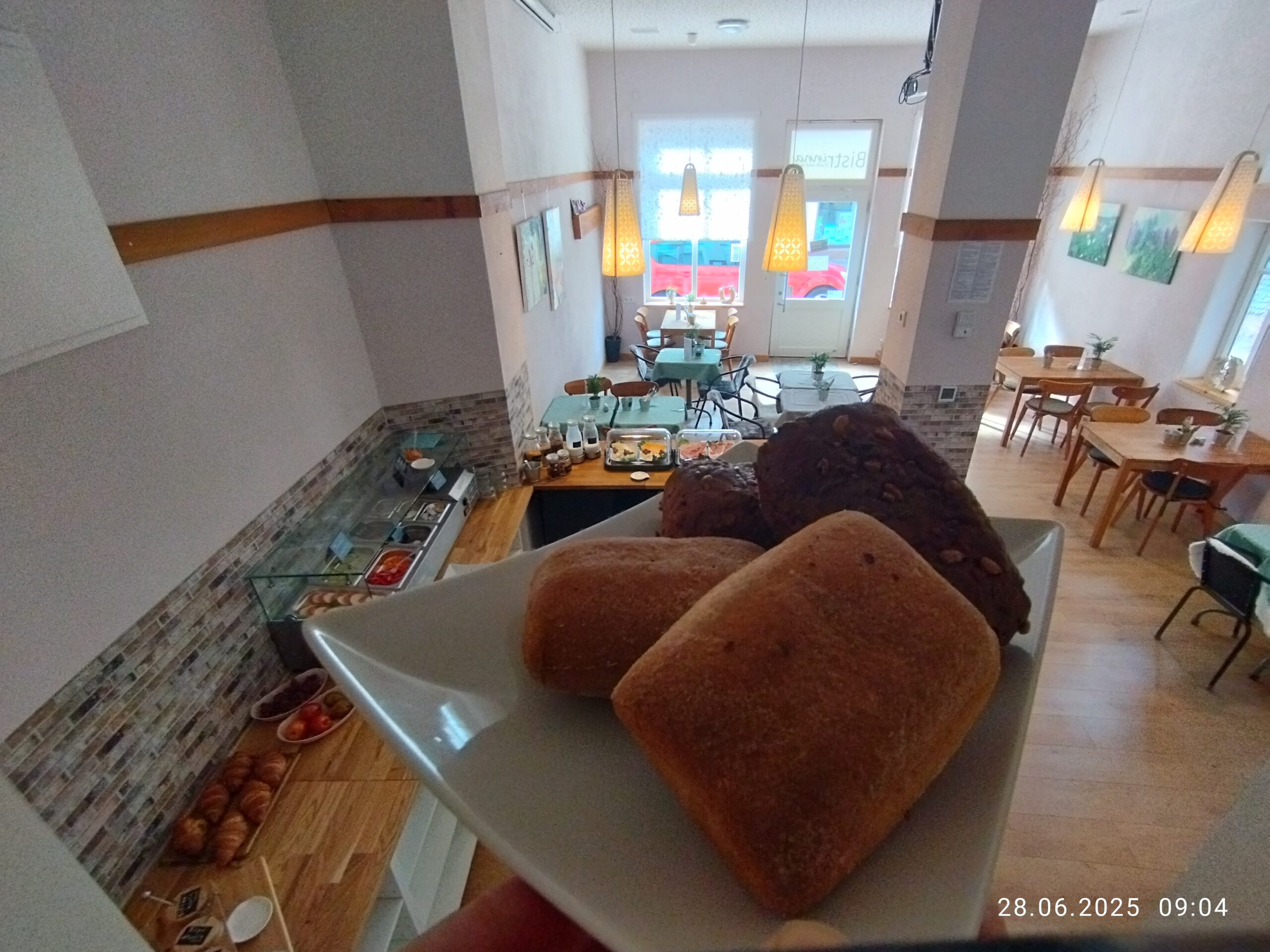Glutenfreie Brötchen im Café genießen